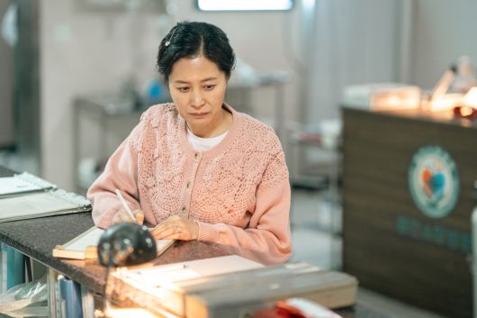 드라마 <폭싹 속았수다>에서 중년 애순 역을 맡은 배우 문소리. 넷플릭스 제공