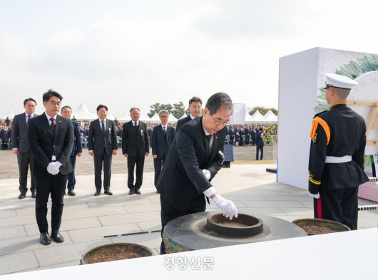 3일 제주4·3평화공원 위령제단·추념광장에서 열린 제77주년 4·3희생자 추념식에 참석한 한덕수 한덕수 대통령 권한대행 겸 국무총리가 헌화 분양하고 있다. 제주도 제공