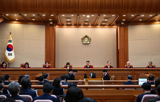 문형배 헌법재판소장 권한대행이 지난 4일 오전 서울 종로구 헌법재판소 대심판정에서 윤석열 전 대통령 탄핵심판 선고를 하고 있다. 사진공동취재단