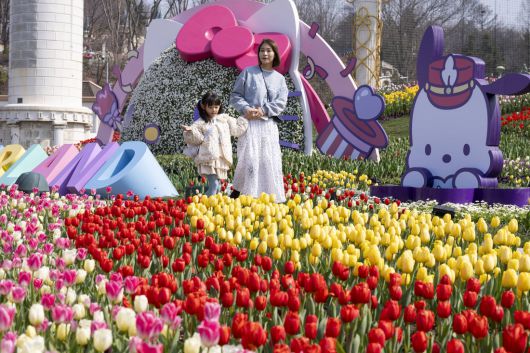 포시즌스가든을 순환하는 축제 기차와 곤돌라 리프트인 스카이크루즈도 산리오캐릭터즈 테마로 꾸며져 고객들에게 새로운 경험을 선사한다.