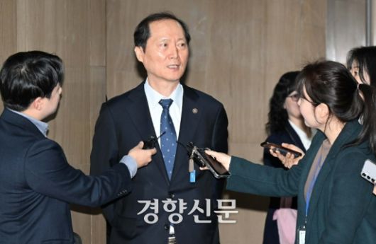 8일 헌법재판관 후보자로 지명된 이완규 법제처장이 서울 정부서울청사에서 열린 국무회의에 참석한 후 청사를 나서면서 기자들의 질문에 답하고 있다. 대통령실사진기자단