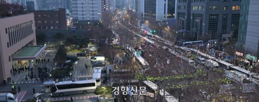 윤석열 당시 대통령의 구속영장실질심사(구속 전 피의자 심문)가 열린 지난 1월18일 서울서부지법 앞에서 윤 전 대통령 지지자들이 집회를 열고 있다. 한수빈 기자