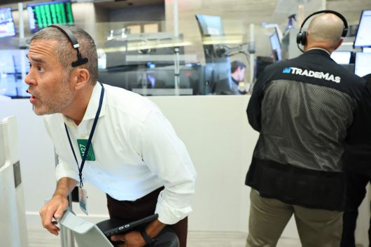 9일(현지시간) 뉴욕증권거래소에서 일하는 트레이더들이 화면을 바라보고 있다. AFP연합뉴스