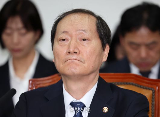 이완규 법제처장이 9일 국회 법사위 전체회의에서 무거운 표정으로 의원질의를 듣고 있다. 박민규 선임기자