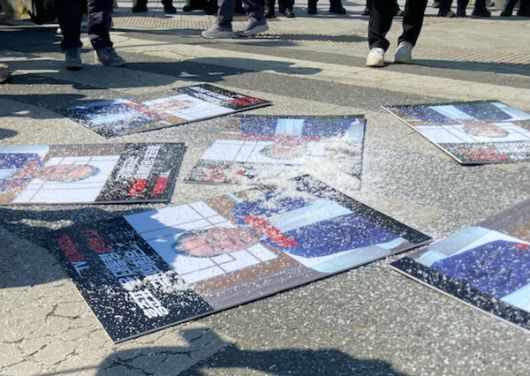 대구시민단체연대회의·민주노동 대구본부·윤석열퇴진 대구시국회의 등 10개 시민단체가 11일 오전 대구시청 산격청사 앞에서 홍 시장의 유튜브 채널 ‘TV홍카콜라’를 갈무리한 손팻말을 바닥에 내동댕이친 뒤 소금을 뿌리고 있다. 대구시민단체연대회의 제공