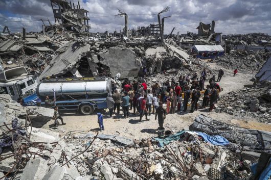 10일(현지시간) 전쟁으로 폐허가 된 이스라엘 북부 베이트라히야에서 주민들이 물을 얻기 위해 급수차 앞에 줄을 서고 있다. 신화연합뉴스