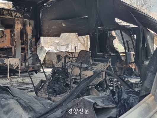 경북 안동시 길안면 구수1리 마을창고 안에서 불에 녹아내린 농기계들 / 이호준 기자