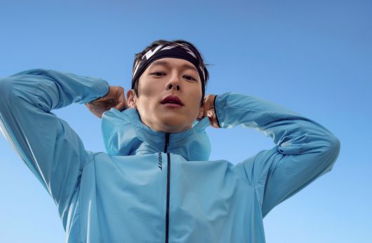 기능이 강화되면서 가전제품을 방불케 하는 ‘스펙’을 자랑하는 스포츠 용품이 늘고 있다. 사진은 1㎡ 당 100만 개에 달하는 초미세 공기구멍이 뚫린 신소재로 만든 스카이넷 바람막이 재킷.  다이나핏 제공