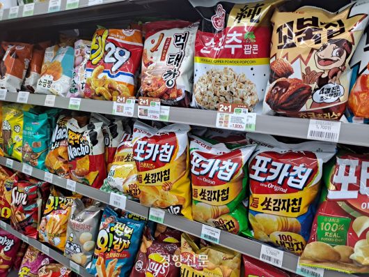 편의점 CU 매장에서 판매되고 있는 과자류가 1700원까지 뛰었다. 정유미기자