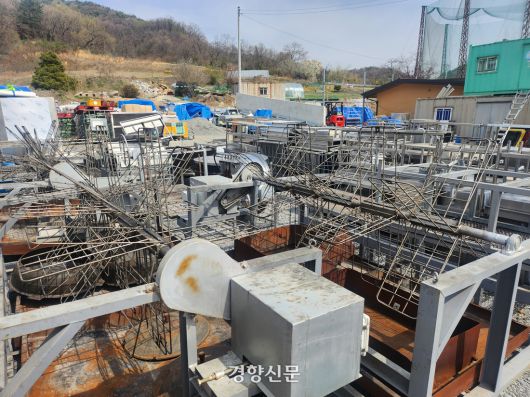 홍성글로벌바비큐페스티벌 등 축제에 사용된 조리기구 등이 벌판에 방치돼 있다. 강정의 기자