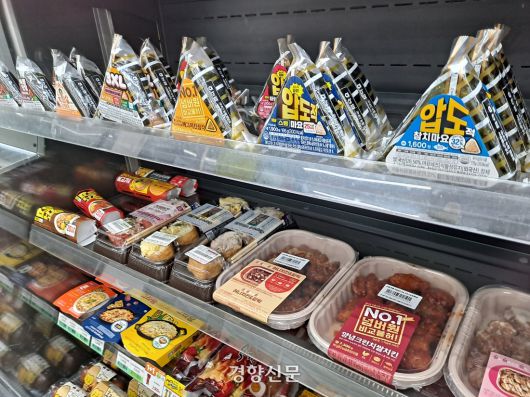 CU 편의점에서 판매되고 있는 1600원짜리 삼각김밥. 정유미기자