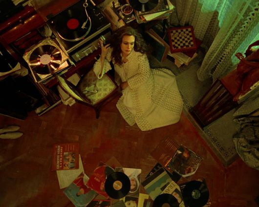 영화 <마리아> 속 마리아 칼라스(앤젤리나 졸리)는 대부분의 시간을 프랑스 파리 자택에서 보낸다. 판씨네마 제공