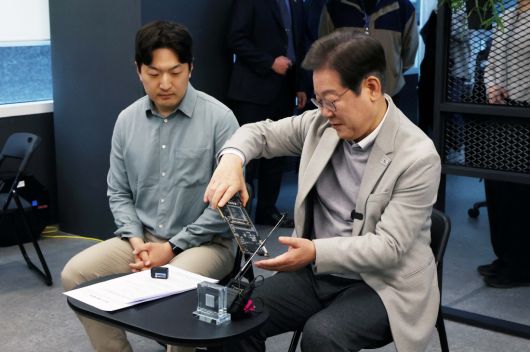 “AI 투자 100조원 시대 열 것” 이재명 전 더불어민주당 대표가 14일 대선 출마 뒤 첫 행보로 서울 강남구 인공지능(AI) 스타트업 퓨리오사AI를 방문해 퓨리오사AI NPU칩을 살펴보고 있다. 국회사진기자단