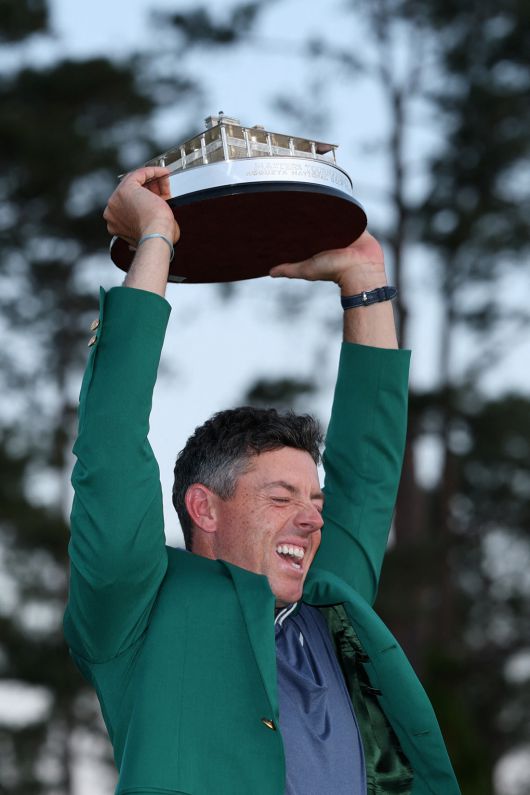 17번 도전 마침내 마침표 로리 매킬로이가 14일 미국 조지아주 오거스타의 오거스타내셔널GC에서 열린 제89회 마스터스 토너먼트에서 우승한 뒤 시상식에서 트로피를 들고 포효하고 있다. 오거스타 | AFP연합뉴스