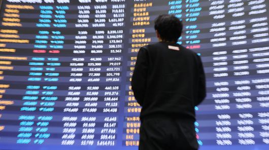 서울 여의도 한국거래소 홍보관에서 한 시민이 시황판을 살펴보고 있다. 연합뉴스