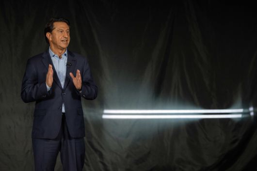 호세 무뇨스 현대차 대표이사 사장이 제네시스 ‘엑스 그란 이퀘이터 콘셉트’와 ‘GMR-001 하이퍼카 실차 디자인 모델’ 공개 행사에서 환영사를 하고 있다. 현대차그룹 제공