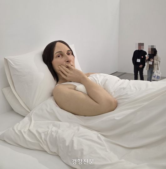 론 뮤익의 2005년 작 ‘침대에서’. 윤승민 기자