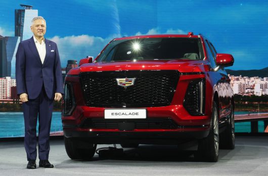 16일 경기도 광명시 아이벡스 스튜디오에서 열린 ‘더 뉴 에스컬레이드’ 미디어 출시 행사에서 헥터 비자레알 한국지엠 사장이 포즈를 취하고 있다. 연합뉴스