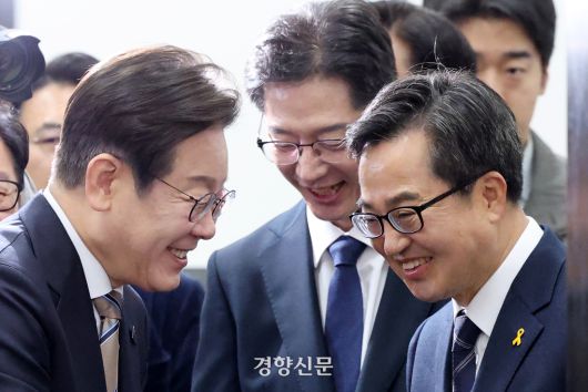 더불어민주당 대선 경선에 출마한 이재명 전 대표, 김경수 전 경남지사, 김동연 경기지사(왼쪽부터)가 지난 16일 국회 당대표회의실에서 열린 공명선거실천협약식에 앞서 웃으며 대화하고 있다. 박민규 선임기자