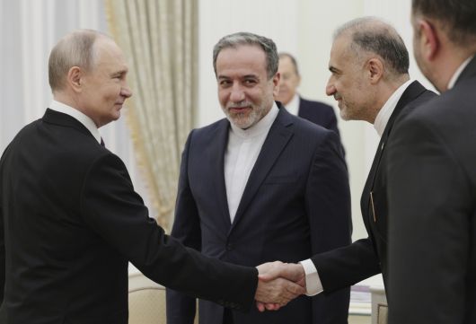 블라디미르 푸틴 러시아 대통령이 17일(현지시간) 러시아 모스크바 크렘린궁에서 아바스 아라히치 이란 외무장관과 카젬 잘랄리 러시아 주재 이란 대사를 만나 악수를 나누고 있다. AP연합뉴스