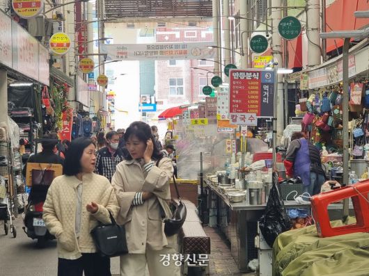 지난 4월 15일 대구 서문시장을 찾은 사람들의 모습 / 이호준 기자