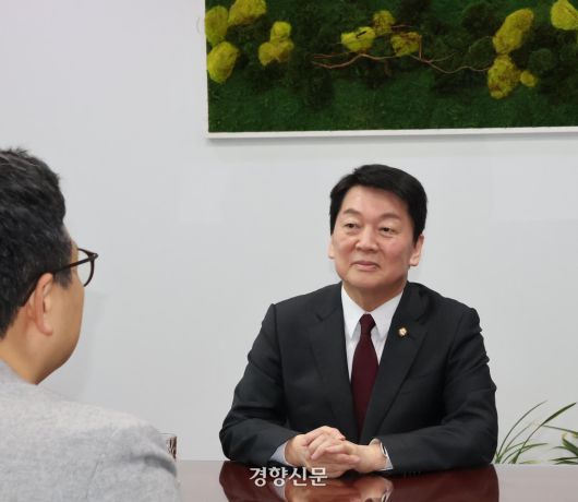 안철수 국민의힘 대선 경선 후보가 20일 국회 의원회관에서 경향신문 기자와 인터뷰하고 있다. 안철수 의원실 제공