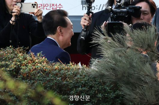 윤석열 전 대통령이 4월 11일 한남동 관저를 퇴거해 사저인 서울 서초구 아크로비스타로 들어서고 있다. /정효진 기자