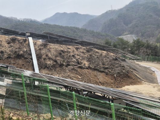 강원도 철원군 두루미 태양광발전소. 산비탈에 태양광 패널이 들어서 있다. 반기웅 기자