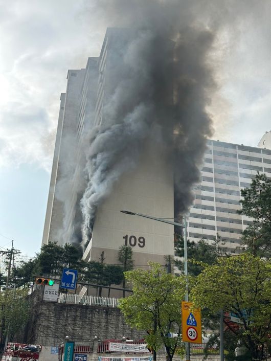 건물 휘감은 연기 서울 관악구 봉천동에 있는 아파트가 21일 농약분무기에 인화물질을 담아 분사한 방화로 화재가 발생해 검은 연기에 휩싸여 있다. 불은 아파트 4층에서 발생했으며 방화 용의자는 현장에서 사망하고 주민 11명이 중경상을 입었다. 연합뉴스