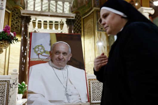 프란치스코 교황이 선종한 21일(현지시간) 이탈리아 로마의 산타 마리아 아돌로라타 성당에서 한 수녀가 교황을 애도하고 있다. 로이터연합뉴스