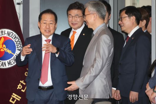 홍준표 국민의힘 대선 경선 후보가 22일 서울 용산구 대한의사협회를 찾아 김택우 의협 회장과 대화하고 있다. 성동훈 기자