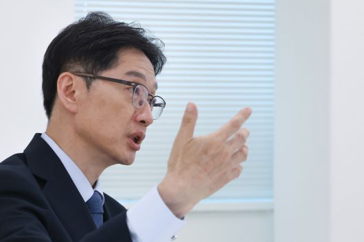 김경수 더불어민주당 대선 경선 후보가 지난 21일 서울 영등포구에 있는 캠프 사무실에서 기자와 인터뷰하고 있다. 성동훈 기자