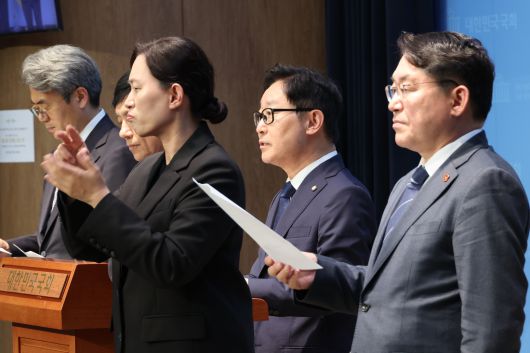 더불어민주당 소속 국회 법제사법위원회 위원들이 23일 국회 소통관에서 대법원 전원합의체의 이재명 대선 경선 후보 공직선거법 사건 심리와 관련해 입장을 밝히고 있다. 왼쪽부터 민주당 김기표·이성윤·박범계·박희승 의원. 연합뉴스