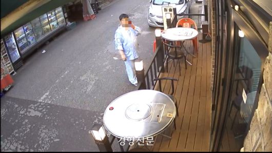 지난 22일 서울 강북구 미아역 인근에서 흉기를 휘둘러 살인 혐의로 체포된 30대 남성 A씨가 사건 현장 인근 폐쇄회로(CC)TV에 찍힌 모습. 독자 제공