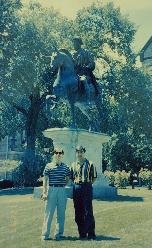 홍장원 전 국정원 1차장은 국정원에 재직 중인 1998년 보스턴대 대학원에서 국제관계학 석사, 2004년 런던대 대학원에서 전쟁학 석사 학위를 취득했다. 사진은 1997년 미국 브라운대에서 당시 박사학위를 밟고 있던 친구 홍창성(현 미네소타주립대 교수)씨와 함께한 모습. 홍창성 교수 제공