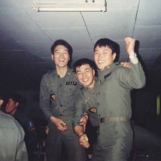 소대장 시절 홍장원 차장(가운데)이 비무장 지대 GP 투입 직전 유국형(왼쪽), 김영일(오른쪽) 소대장과 웃고 있는 모습. 김영일씨 제공