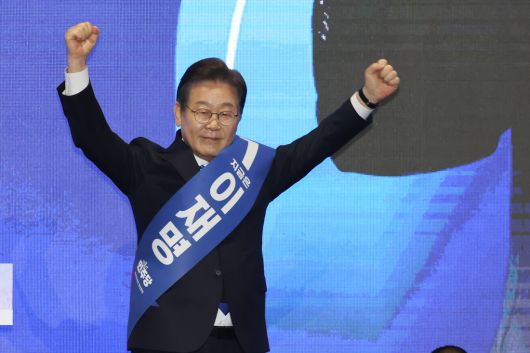 이재명 더불어민주당 대선 경선 후보가 20일 울산시 울산전시컨벤션센터에서 열린  영남권 경선 합동연설회에서 인사하고 있다. 성동훈 기자