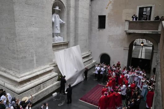 한국 최초의 사제 김대건 신부의 성상이 바티칸 성 베드로 대성전 외벽에 설치됐다. 2023년 9월16일(현지시간) 성상이 공개되는 모습. AP연합뉴스