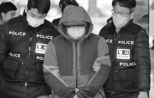 아내를 살해한 혐의로 기소된 대형 로펌 출신 미국 변호사 A씨가 2023년 12월 6일 서초구 서울중앙지방법원에서 열린 구속 전 피의자 심문(영장실질심사)에 출석하고 있다. 연합뉴스