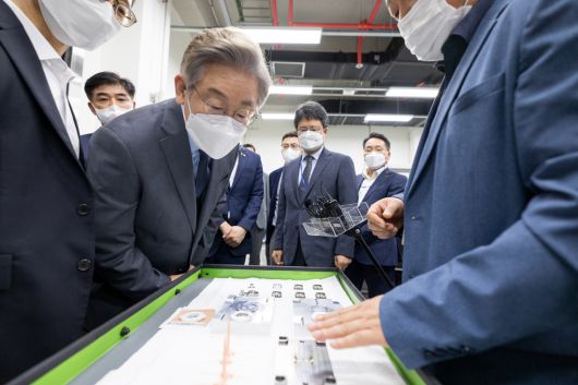 20대 대선 당시 더불어민주당 대선 주자였던 이재명 당시 경기지사가 2021년 8월 충북 청주시 오송첨단의료산업진흥재단 신약개발지원센터를 방문해 설명을 듣고 있다. 이재명 선거대책위원회 제공