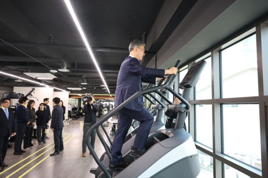 장인홍 구로구청장이 구로G밸리체육관 개관에 앞서 최근 현장을 방문해 천국의 계단을 타고 있다. 구로구 제공