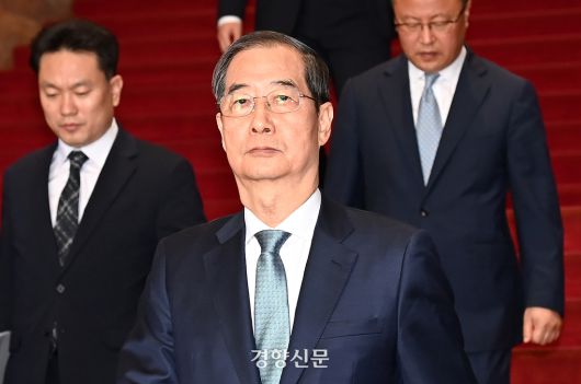 한덕수 대통령 권한대행 겸 국무총리가 24일 오전 서울 여의도 국회에서 열린 추가경정예산안 시정연설을 마치고 국회를 나서고 있다. 국회사진기자단