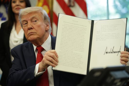 도널드 트럼프 미국 대통령이 24일(현지시간) 워싱턴DC 백악관 집무실에서 행정명령에 서명하고 있다. UPI연합뉴스