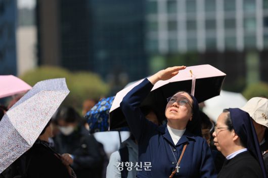 23일 서울 명동대성당에 마련된 프란치스코 교황 빈소 조문을 기다리던 한 수녀님이 하늘에 뜬 원형 무지개를 바라보고 있다. 2025.4.23 이준헌 기자
