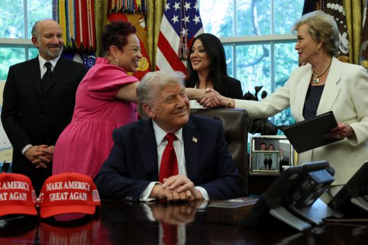 도널드 트럼프 미국 대통령이 23일(현지시간) 백악관에서 교육 관련 행정명령 서명식을 열고 있다. 로이터연합뉴스