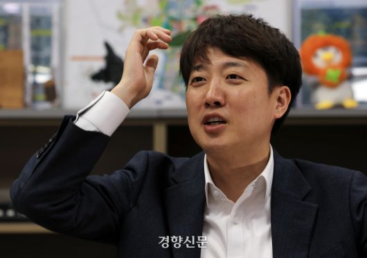 이준석 개혁신당 대선 후보가 23일 국회 의원회관 집무실에서 경향신문 기자와 인터뷰를 하고 있다. 서성일 선임기자