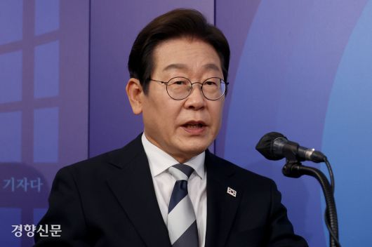 이재명 더불어민주당 대선 경선 후보가 지난 23일 서울 여의도 오마이TV 스튜디오에서 열린 경선 토론회에서 모두발언을 하고 있다. 국회사진기자단