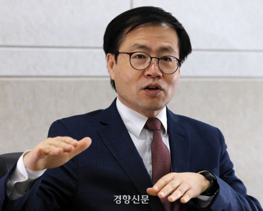 여한구 피터슨경제연구소 선임위원이 서울 정동 경향신문사에서 ‘트럼프 통상정책 방향과 한국의 대응’과 관련해 <주간경향과> 인터뷰를 하고 있다. 서성일 선임기자