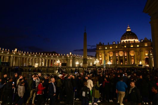 24일(현지시간) 로마에 있는 바티칸 성 베드로 대성당 앞에 선종한 프란치스코 교황을 조문하기 위해 방문한 사람들이 줄을 서 있다. AFP연합뉴스
