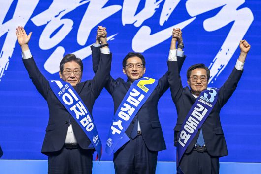 이재명(왼쪽부터), 김경수, 김동연 더불어민주당 대선 경선 후보가 26일 광주 서구 김대중컨벤션센터에서 열린 ‘제21대 대통령선거 후보자 선출을 위한 호남권 합동연설회’에서 함께 손을 들어 인사하고 있다. 연합뉴스